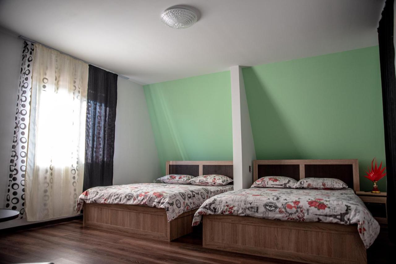 Отель Casa Robi Pestisani Экстерьер фото