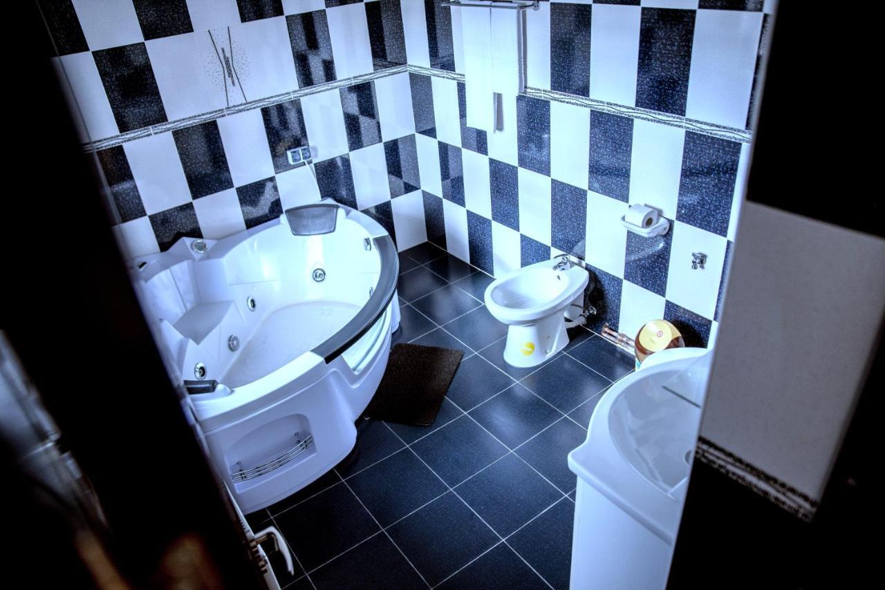 Отель Casa Robi Pestisani Экстерьер фото