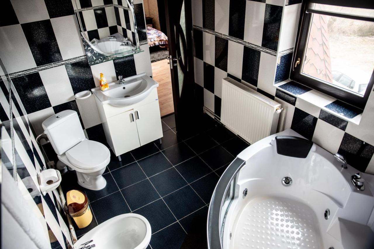 Отель Casa Robi Pestisani Экстерьер фото