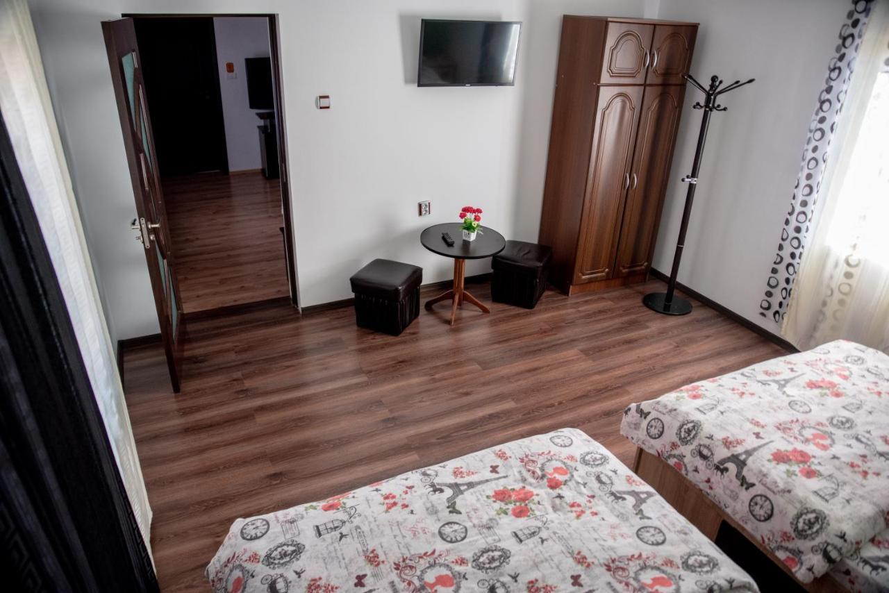 Отель Casa Robi Pestisani Экстерьер фото